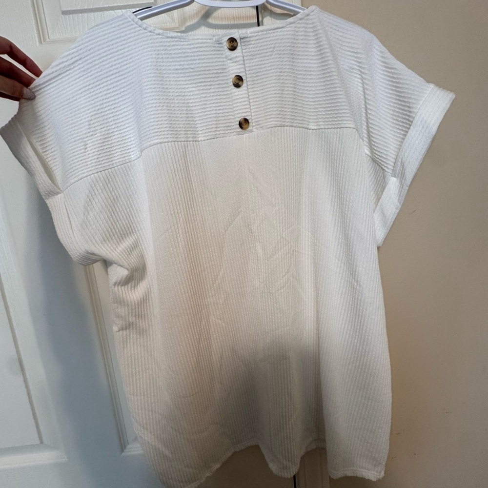 Chic White Short Sleeve Tee - Picture 4 of 5